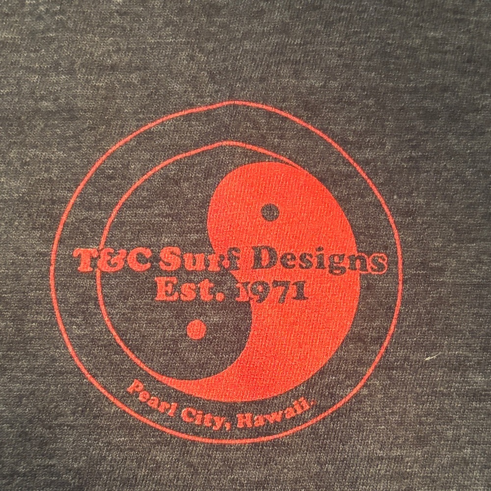 T&C Surf Designs Men's Charcoal T-Shirt with Red Graphic - Picture 3 of 3